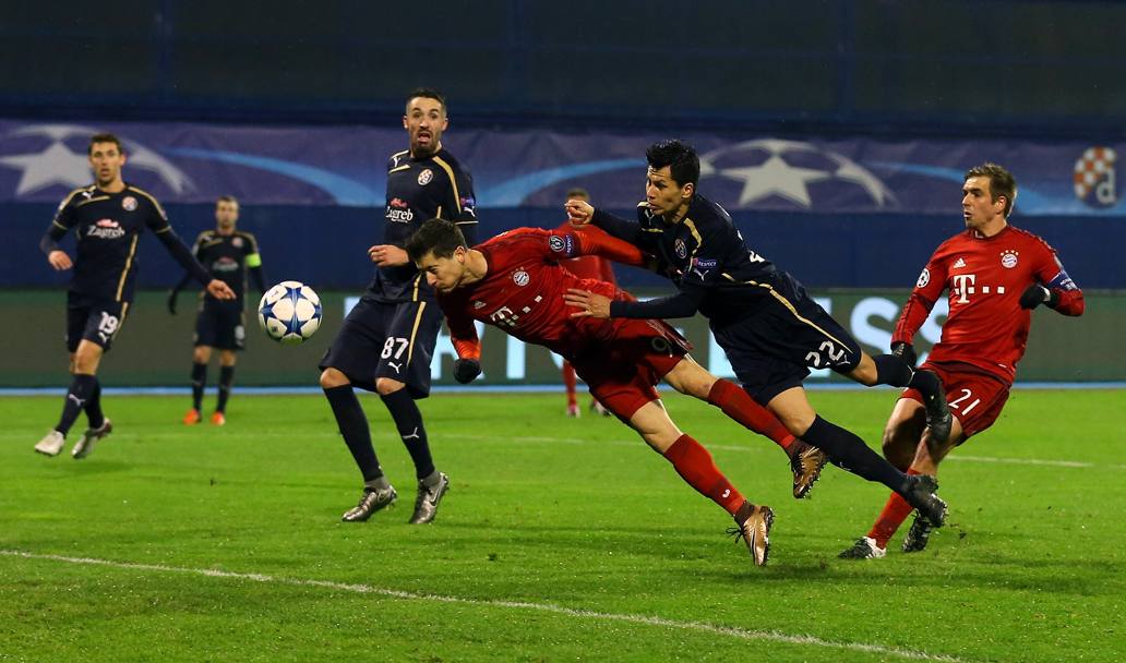Lewandowski non sbaglia mai: il tuffo di testa  il primo dei due gol alla Dinamo Zagabria. Getty